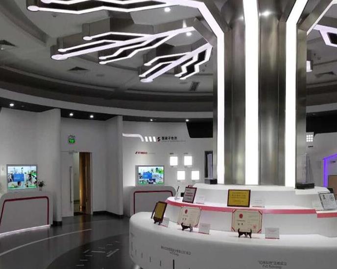 深圳升高亮透明屏幕产品入驻惠州亿玮锂电产品展厅