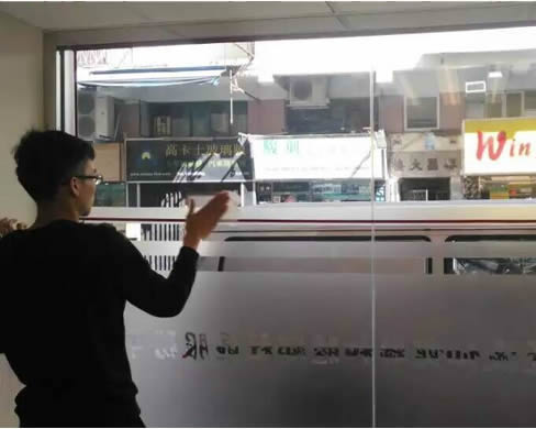 在香港商店安装透明屏